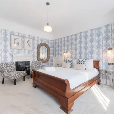 Florence Gardens Boutique Hotel and Restaurant Hotels near HMS Victory