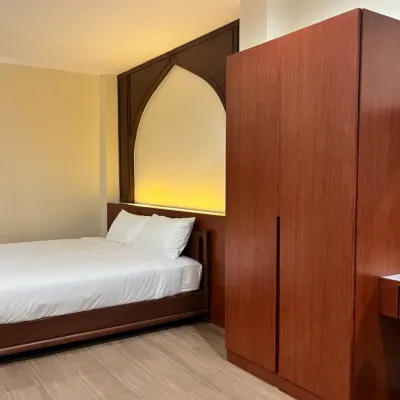 Anwari Hotel Отели рядом с достопримечательностью «Пирс Kiak Kai»