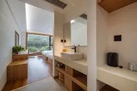Jiuhuashan Yanqi Lake Bay Hotel