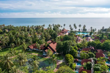 Wyndham Hua Hin Pranburi Resort and Villas Отели рядом с достопримечательностью «Wat Wang Yao»