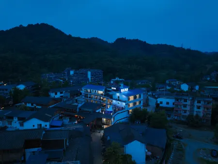 Jianjiang Impression  Home-stay Hotel Отели рядом с достопримечательностью «Bailu Limestone Cave Wonder Peak»