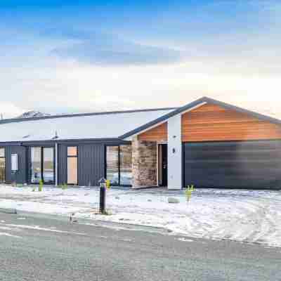 Snow Pine Apartment Hotel Exterior