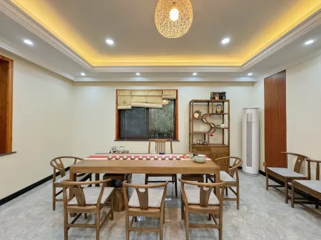 Xinchang: The Lake View Homestay Отели рядом с достопримечательностью «Fei Long Zhan Dao»