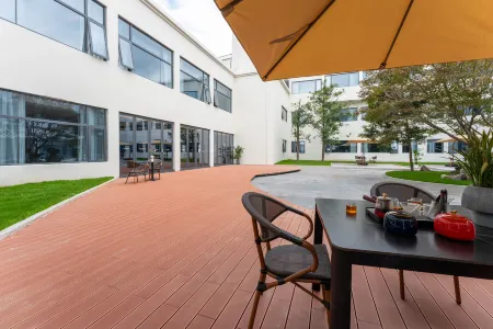 Howard Johnson Business Club by Wyndham Lanting Hotel Ningbo Отели рядом с достопримечательностью «Zhejiang Buddhist College (Headquarters)»