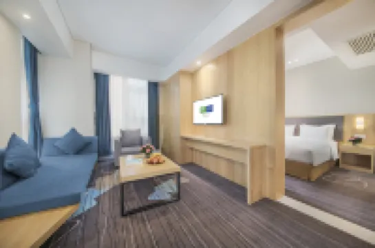 煙台萬行ホリデイ イン エクスプレスホテル 煙台のホテル