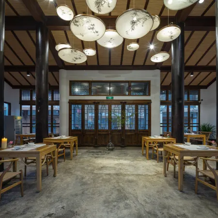 Emei Mountain and Courtyard. Jingzhu Shiguang Hot Spring Hotel