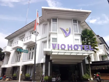 Vio Hotel Cimanuk Bandung Отели рядом с достопримечательностью «Musholla Gasibu Bandung»