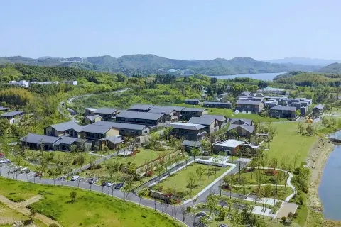 HENTIQUE PINECONE HOTEL