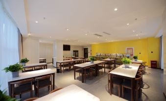 IU Hotel (Korla Swan River Tiekeqi Road)