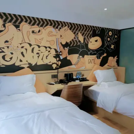 IU Hotel (Mengzhou Bus Station Huichang South Road)