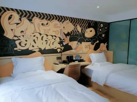 IU Hotel (Mengzhou Bus Station Huichang South Road)