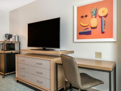 スタンダード キングルーム ホリデイ イン オーランド ディズニー スプリングス エリアの写真