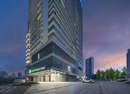 Caiyun Lake Holiday Inn Express Отели рядом с достопримечательностью «Huayan Temple»