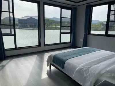Guangde Xinlonghu Resort Hotels near Guangde Lingshan Grand Canyon
