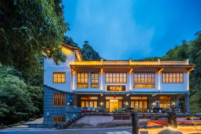 Floral Hotel  · Pan'an chujianshanshe B & B Hotels in Pan'an County