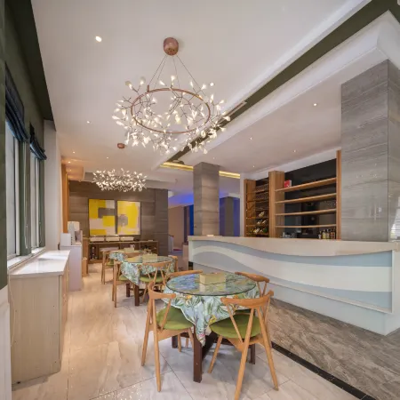 Beverly Boutique Hotel (Julonghu Oufenghua Street Shop)