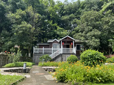 Loushanglou Wooden House Hostel Отели рядом с достопримечательностью «Loushanglou Pastoral Complex»