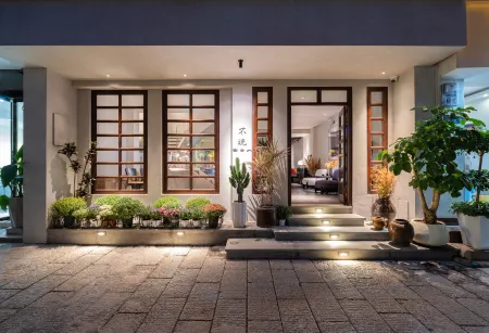 Zhenyuan · Not Late Romantic Panoramic Private Soup Designer Vacation Homestay Отели рядом с достопримечательностью «Zhusheng Bridge»