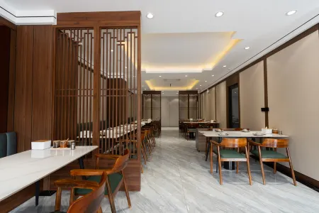 HANOI INTERNATIONAL HOTEL Отели рядом с достопримечательностью «Cathedral Phung Khoang»