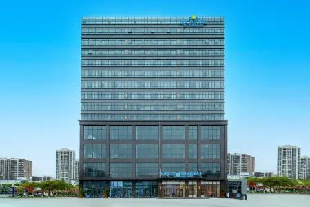 Microtel by Wyndham Maoming Отели рядом с достопримечательностью «Shuidong Bay»