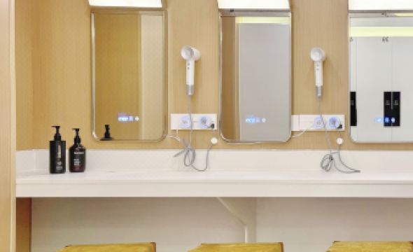 And Parallel Travel · Girls' Single-family Youth Hostel (Haizhu Square Subway Station)