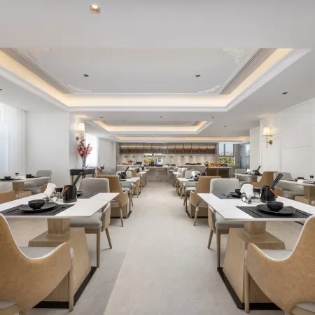 Vienna International Hotel（Dushanzi，at the Starting Point of Duku Highway，in the Gourmet Street））