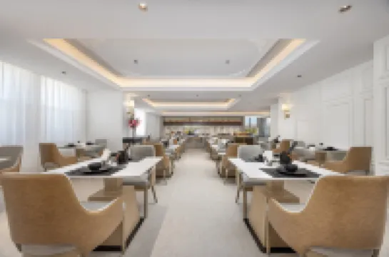 Vienna International Hotel（Dushanzi，at the Starting Point of Duku Highway，in the Gourmet Street））