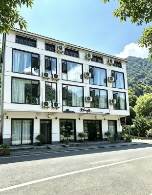 Wu and Mountain House - Parkplatz