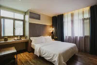 Shishang Qingliu Hostel Hotels near Longwan Pond National Forest Park