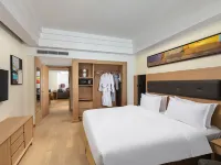 Holiday Inn SHANGHAI HONGQIAO CENTRAL by IHG（Loushanguan Road Metro Station Branch） Hotels near Changning