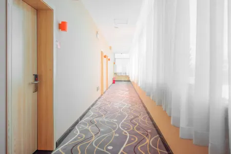 7 Days Premium Hotel (Lincang Bus Station City No.1 Middle School Branch)