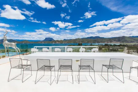 Lugu Lake Front Lake·Yueyao Lakeview Resort Hotel