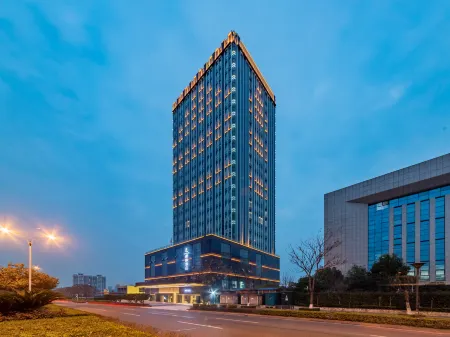 Lavande Hotel (Yichang East Railway Station Chengdong Avenue) Отели рядом с достопримечательностью «Mojishan Forest Park»