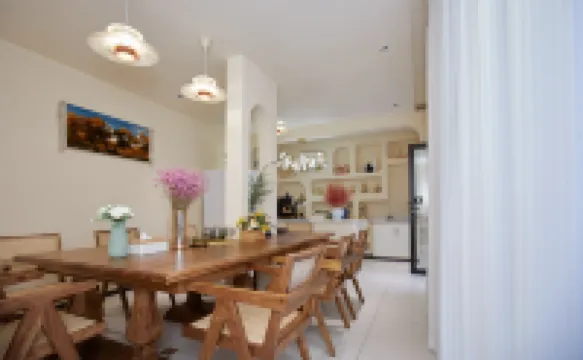 Yining Huatian Bieyuan Homestay (Liuxing Street Scenic Area)