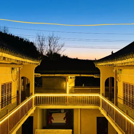 Shunxiang Chinese Courtyard Mountain View Homestay