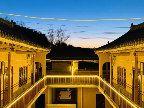 Shunxiang Chinese Courtyard Mountain View Homestay