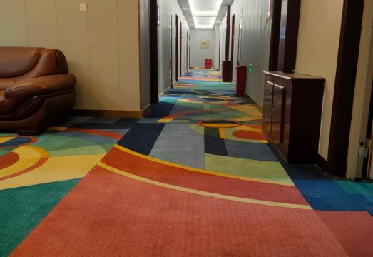 사처 원청 학교 호텔의 전경