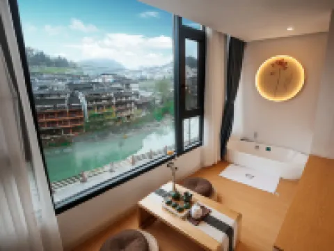 Tianqingshe Riverview Homestay (Phoenix Ancient City Lijiang Branch) โรงแรมในเฟิ่งหวง