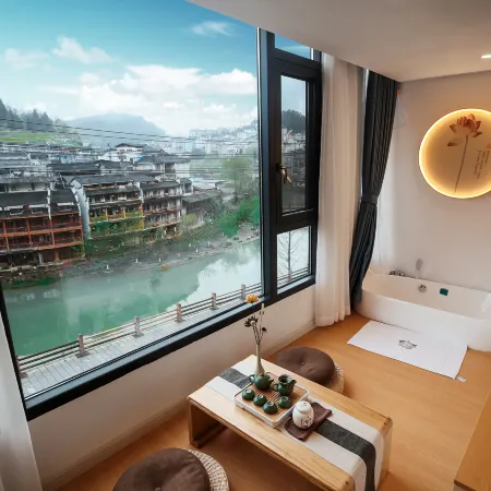 Tianqingshe Riverview Homestay (Phoenix Ancient City Lijiang Branch)