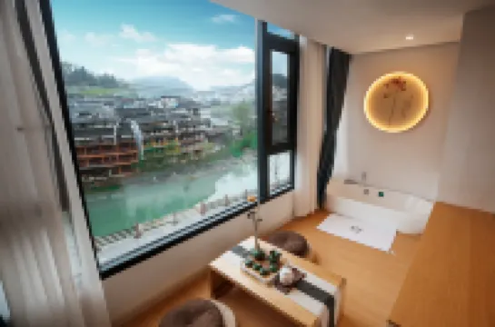 Tianqingshe Riverview Homestay (Phoenix Ancient City Lijiang Branch) Hotels in Fenghuang