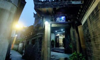 fenghuang ancient style courtyard homestay