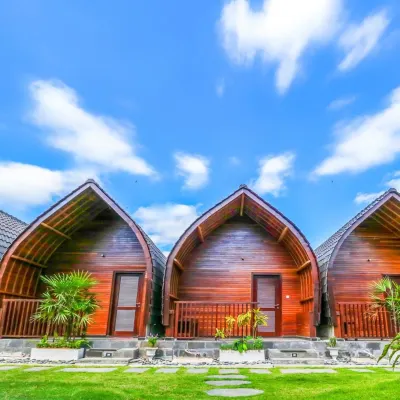 รีสอร์ทริเวอร์ไซด์ซีการ์อารุมในจังกู โรงแรมใกล้หาด Kedungu Beach