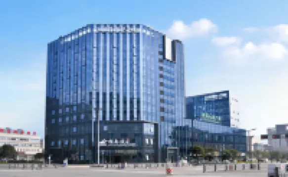 雅安雅都ホリデイホテル 金鳳山公園周辺のホテル