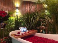 24H color酒店(西安大雁塔西影院子店) - 浪漫情侣浴缸定制主题套房