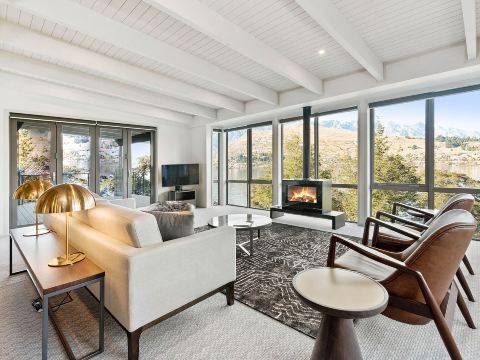 The Rees Hotel, Luxury Apartments & Lakeside Residences