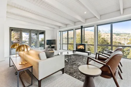 The Rees Hotel, Luxury Apartments & Lakeside Residences Отели рядом с достопримечательностью «Skyline Luge Queenstown»