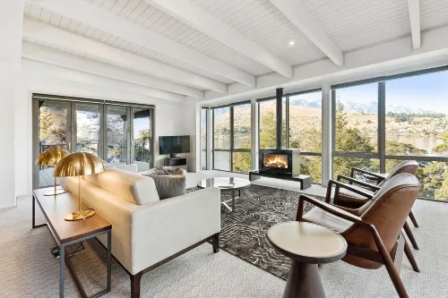 The Rees Hotel, Luxury Apartments & Lakeside Residences