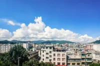 7 Days Premium Hotel (Lincang Bus Station City No.1 Middle School Branch)