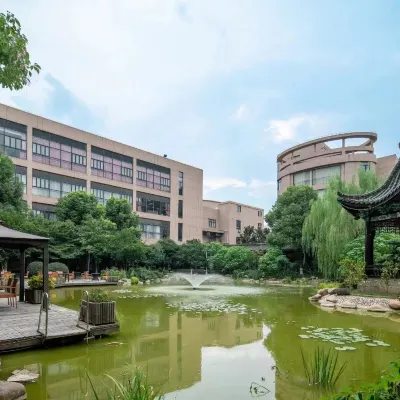 Luxury Blue Horizon Hotel (Wuxi Huishan Wanda Plaza) Hotels near Yanqiao Station