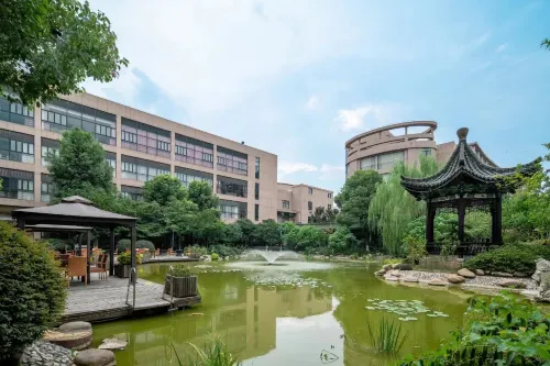 Luxury Blue Horizon Hotel (Wuxi Huishan Wanda Plaza) - Mountain view
